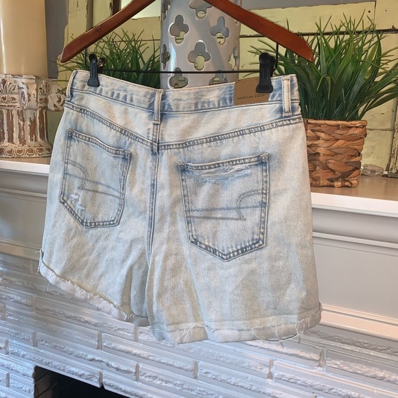 American Eagle Light Wash Distressed High Waisted Mom Shorts Cuffed Size 10 - Picture 5 of 5